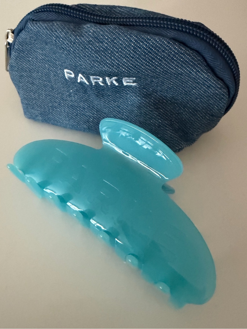 PARKE claw clip in the color Sky. SOLD OUT!